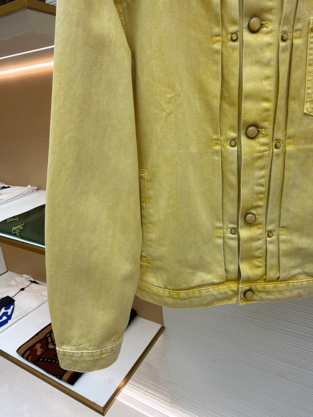 LOUIS VUITTON dyed embossed denim jacket ●Original version: Purchased and developed in 19594 ●Item number: 1681049-B65 ●Material: denim fabric ●Technology: embossed production ●Version: fitted version ●Weight: about 1049 grams ●Size: 46-48-50-52 ●Description: This style is processed through garment dyeing to create a washed retro effect, and then uses a splicing structure and hammer fixing rings to express the workwear style. Monogram embroidery adorns the sides and left patch pocket, and pearlescent buttons and rivets complete the detail. Pair it with the same style to add to your summer wardrobe. The overall wiring is straight and delicate, the fabric is comfortable and soft, and the color is consistent without color difference. It can be matched with the same style to create a fashionable look and control various occasions. Customized accessories, complete with three standards, same style for men and women!